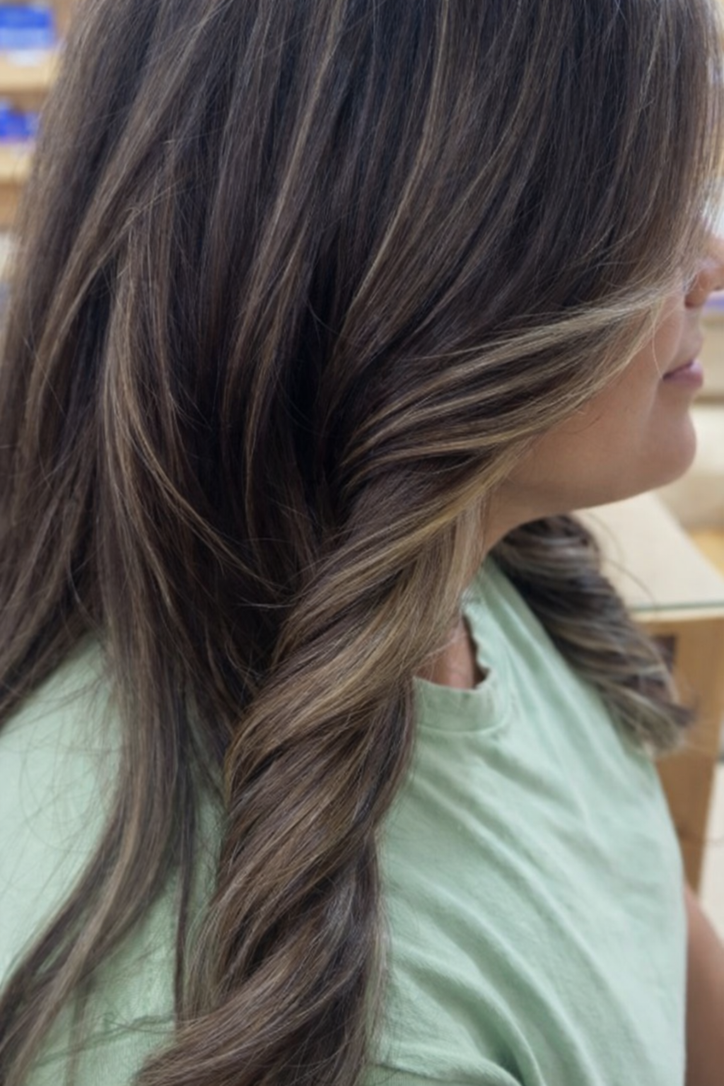 Peinado con ondas suaves e iluminaci&oacute;n en Angel&iacute;sima