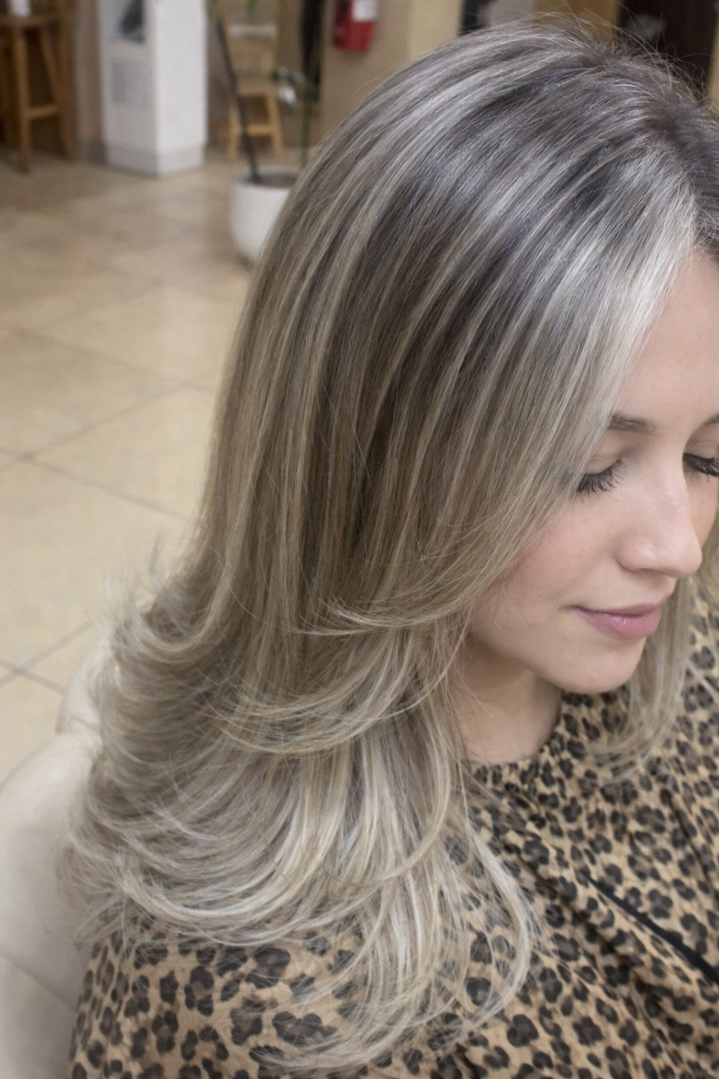 Coloraci&oacute;n rubio ceniza con capas en Angel&iacute;sima