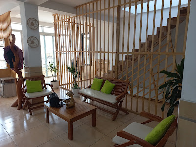 Zona de espera y ambiente acogedor en Angel&iacute;sima